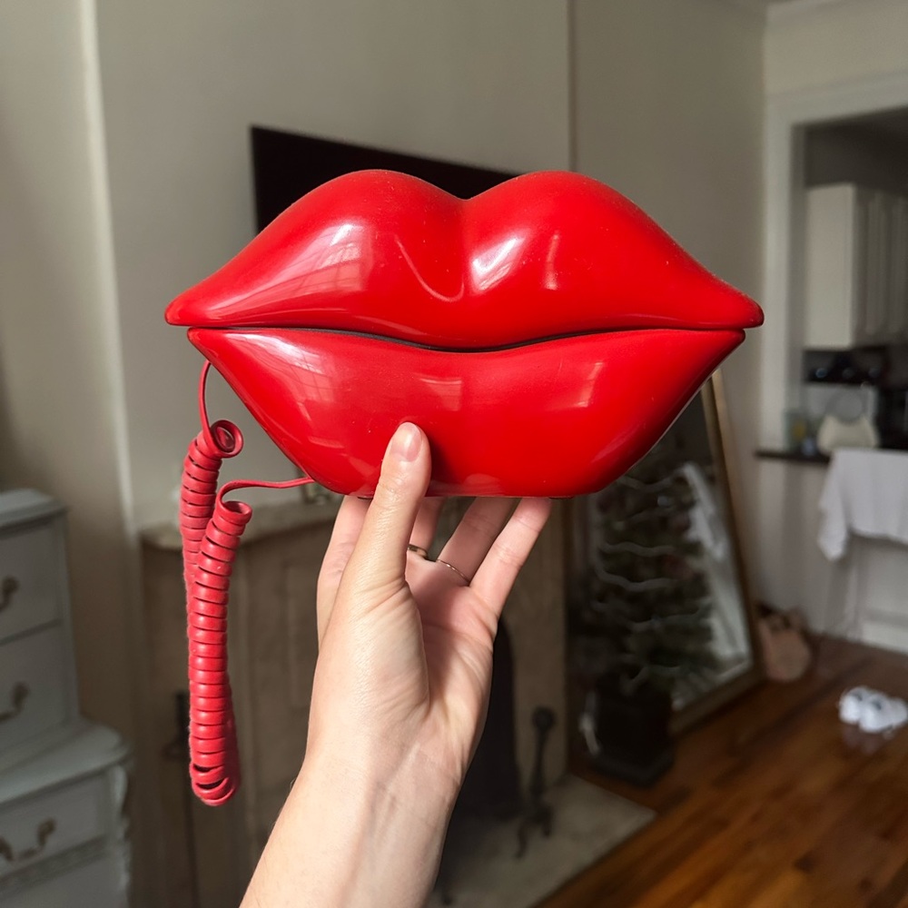 Retro lips phone